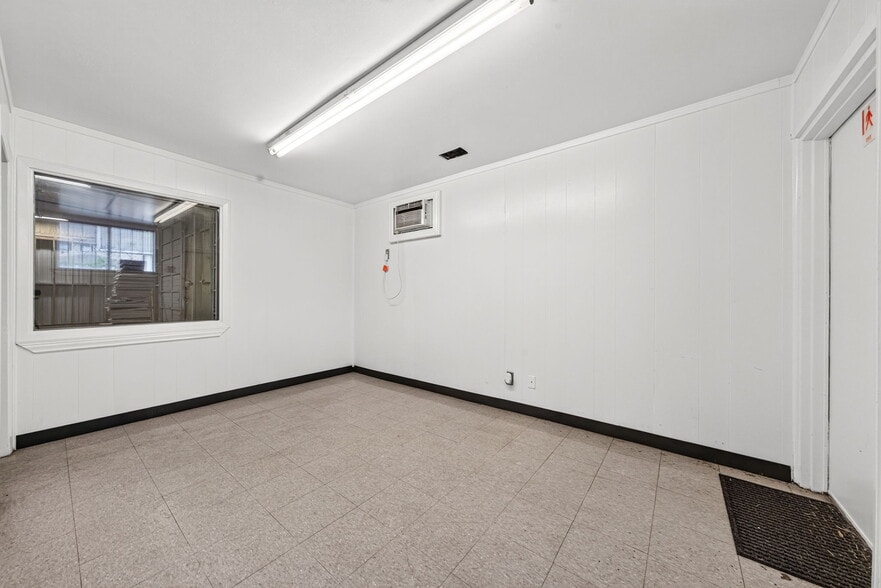 More Photos Of 4721 McCullough Ave, Olmos Park Warehouse For Lease