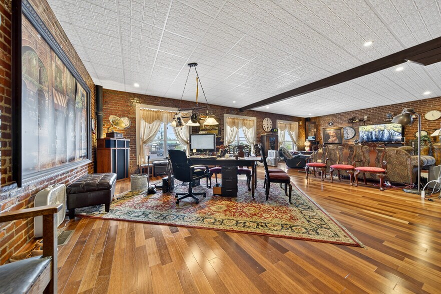 More Photos Of 109 7th Ave E, Springfield Flex For Sale