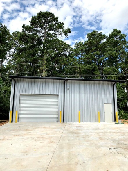 More Photos Of 923 Weisinger Dr, Magnolia Warehouse For Lease
