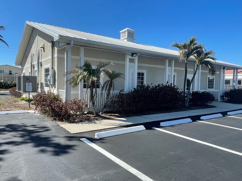 More Photos Of 6061 Estero Blvd, Fort Myers Bank For Sale