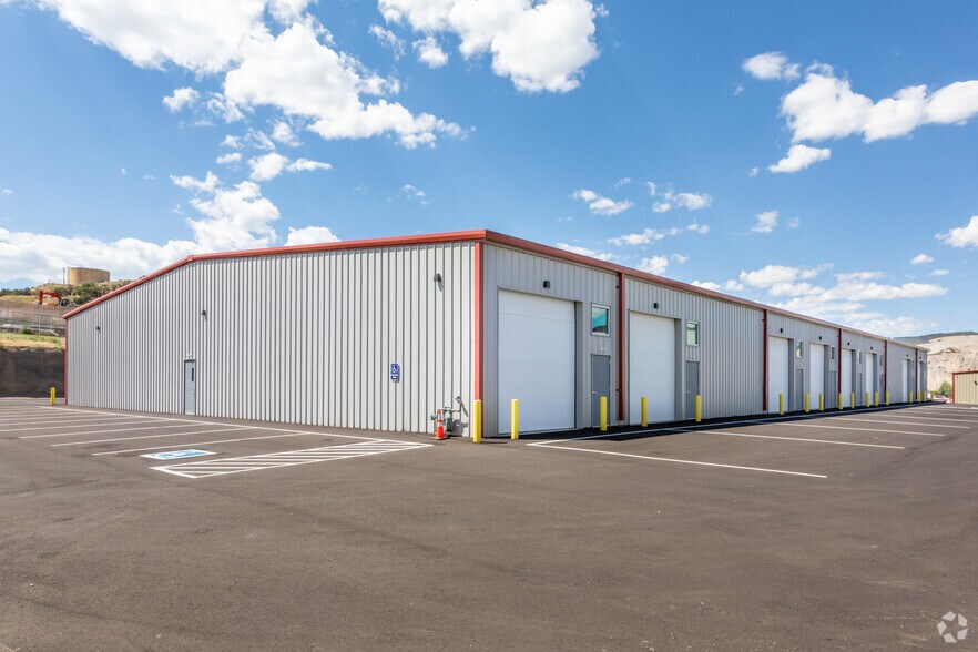 More Photos Of 707 Plane St, Gypsum Warehouse For Lease