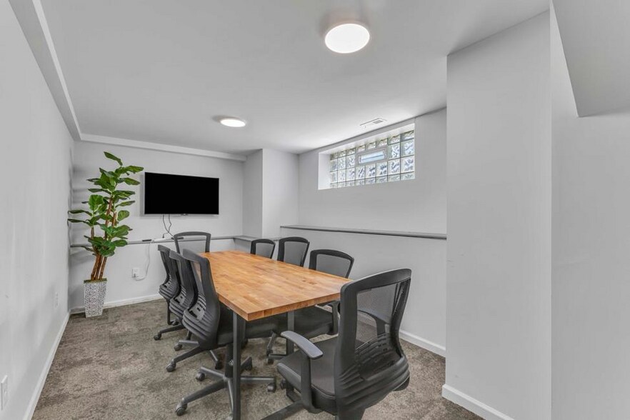 More Photos Of 18515-18519 Underwood Ave, Cleveland Office For Sale