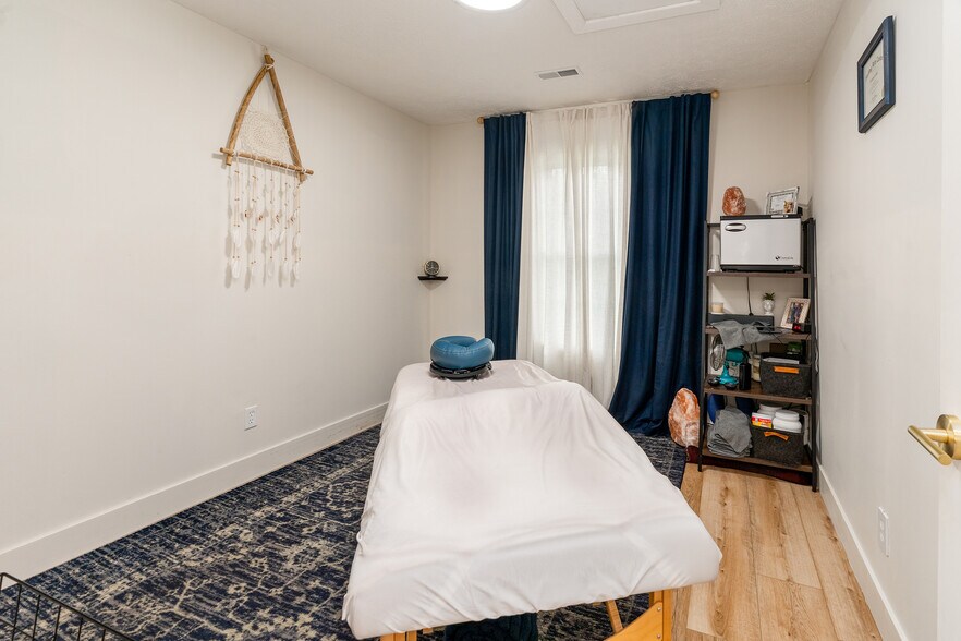 More Photos Of 709 N Carbon St, Marion Flex For Sale