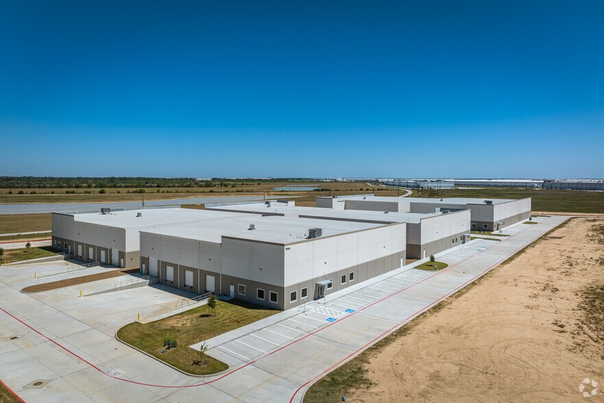 More Photos Of 2270 Twinwood Pky, Brookshire Unknown For Lease