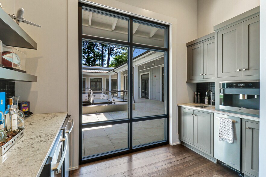 More Photos Of 10 Park Ln, Hilton Head Island Office For Sale