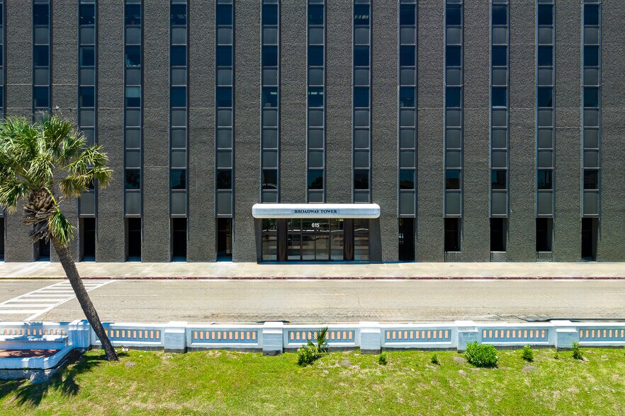 More Photos Of 615 N Upper Broadway St, Corpus Christi Office For Sale