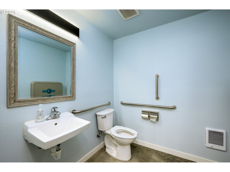 More Photos Of 161 Heritage Way, Roseburg Light Manufacturing For Sale