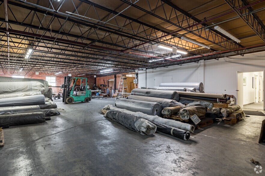 More Photos Of 222 King St S, Calhoun Warehouse For Sale