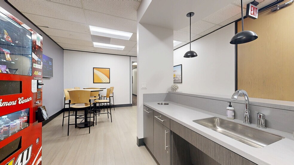 More Photos Of 12 Greenway Plz, Houston Coworking Space