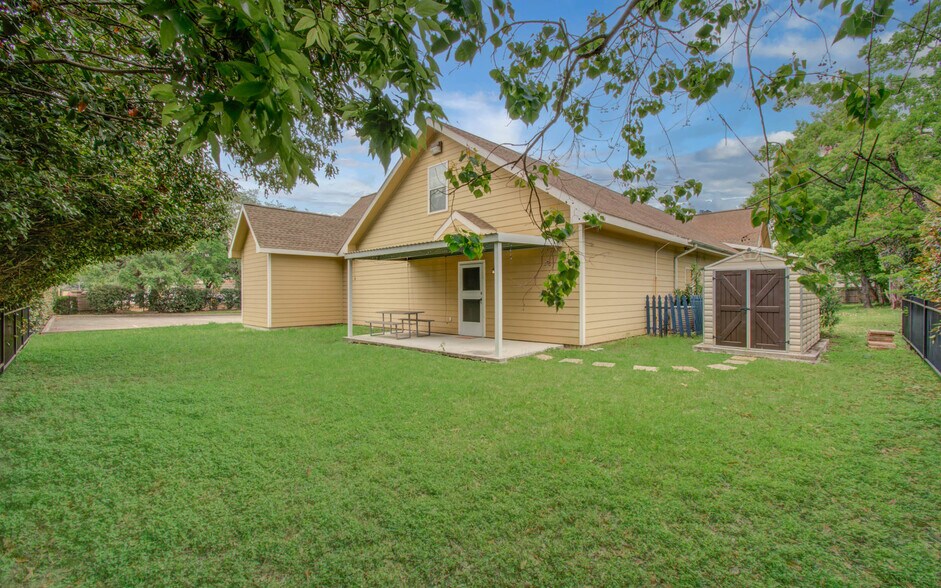 More Photos Of 11201 Steeplepark Dr, Houston Office Residential For Sale