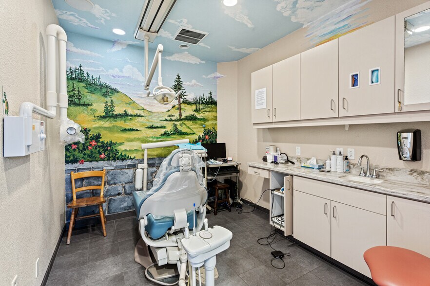 More Photos Of 16 W Valley St, Willits Office For Lease