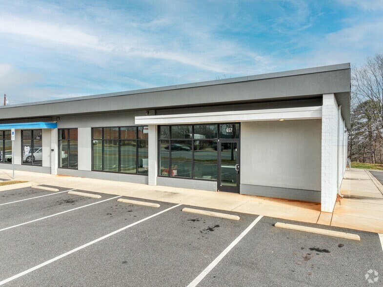 More Photos Of 655-657 Lenoir Rhyne Blvd SE, Hickory Freestanding For Lease