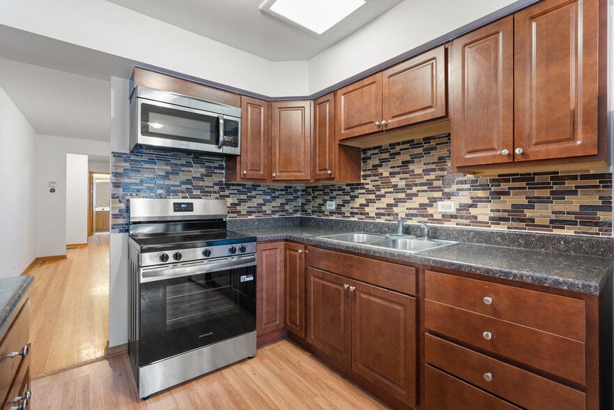 More Photos Of 6135 N Elston Ave, Chicago Office Residential For Sale