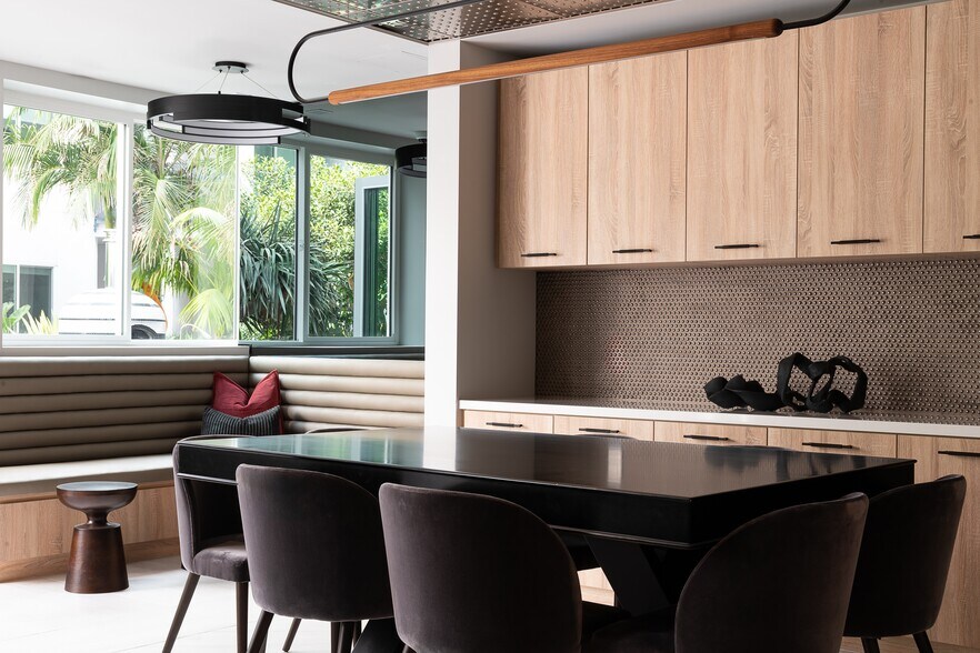 More Photos Of 2528 S Grand Ave, Los Angeles Apartments For Lease