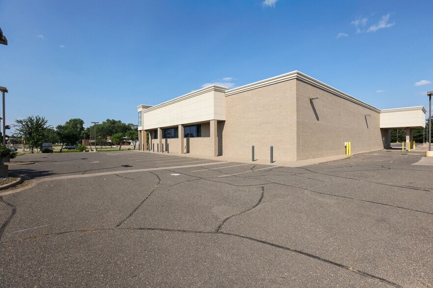 More Photos Of 600 County Road 10 NE, Blaine Drugstore For Lease