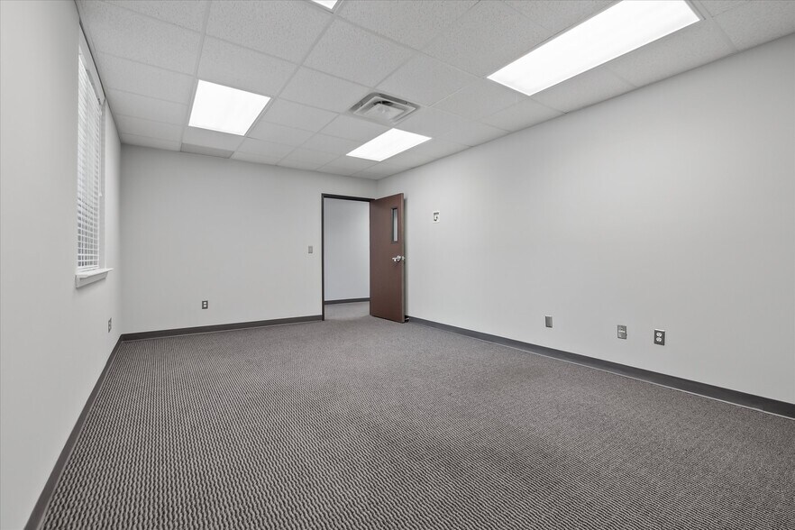 More Photos Of 38765-38795 Mound Rd, Sterling Heights Medical For Lease