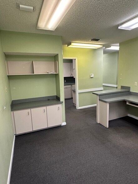 More Photos Of 402 W Highlands Blvd, Inverness Medical For Sale