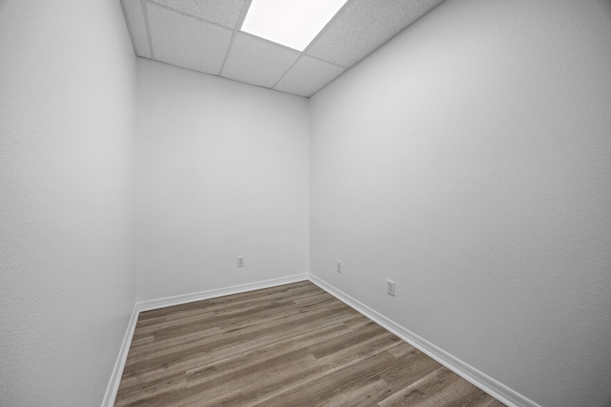 More Photos Of 128 Tomahawk Dr, Indian Harbour Beach Warehouse For Lease