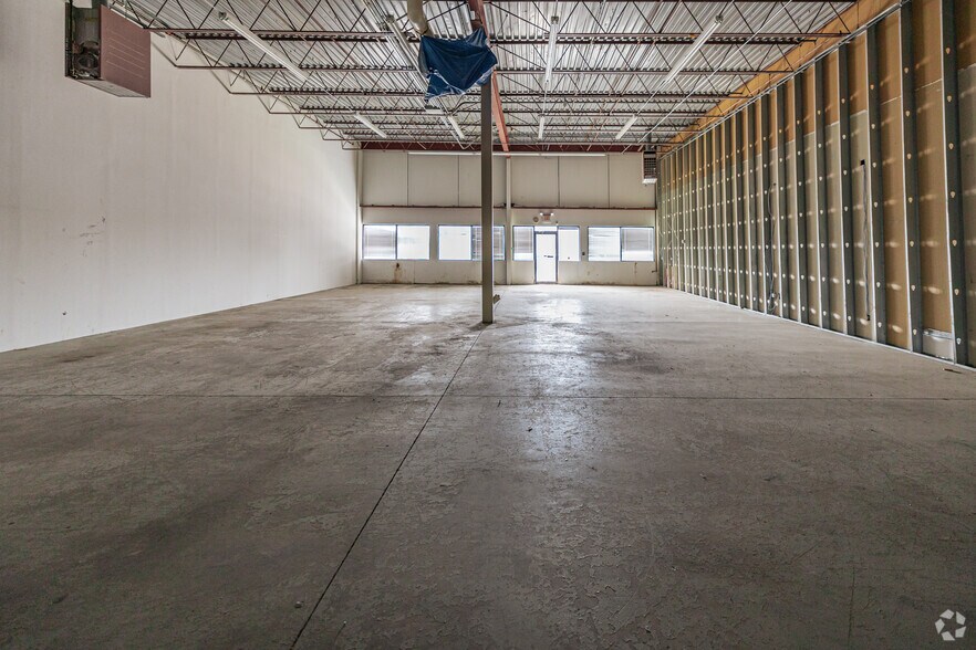 More Photos Of 4400 Renaissance Pky, Warrensville Heights Showroom For Lease