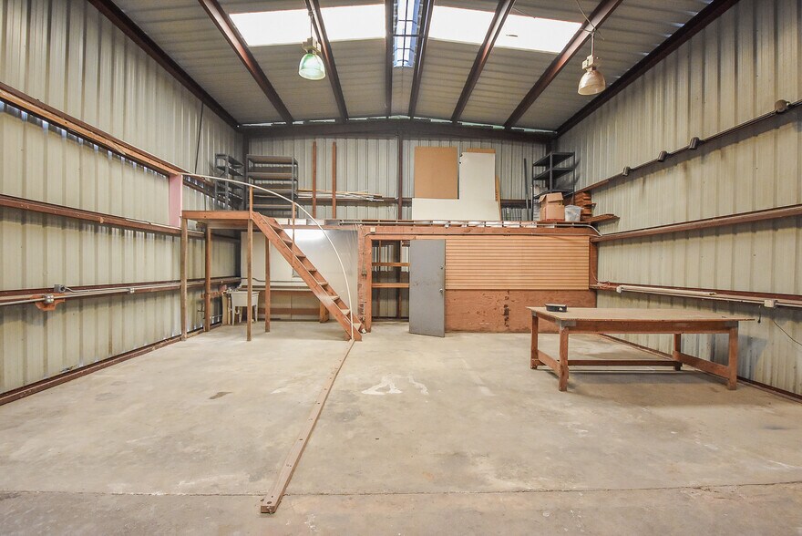 More Photos Of 1310 E 29th St, Houston Light Distribution For Lease