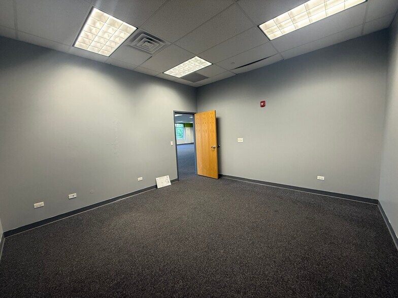 More Photos Of 900 S Milwaukee Ave, Vernon Hills Freestanding For Lease