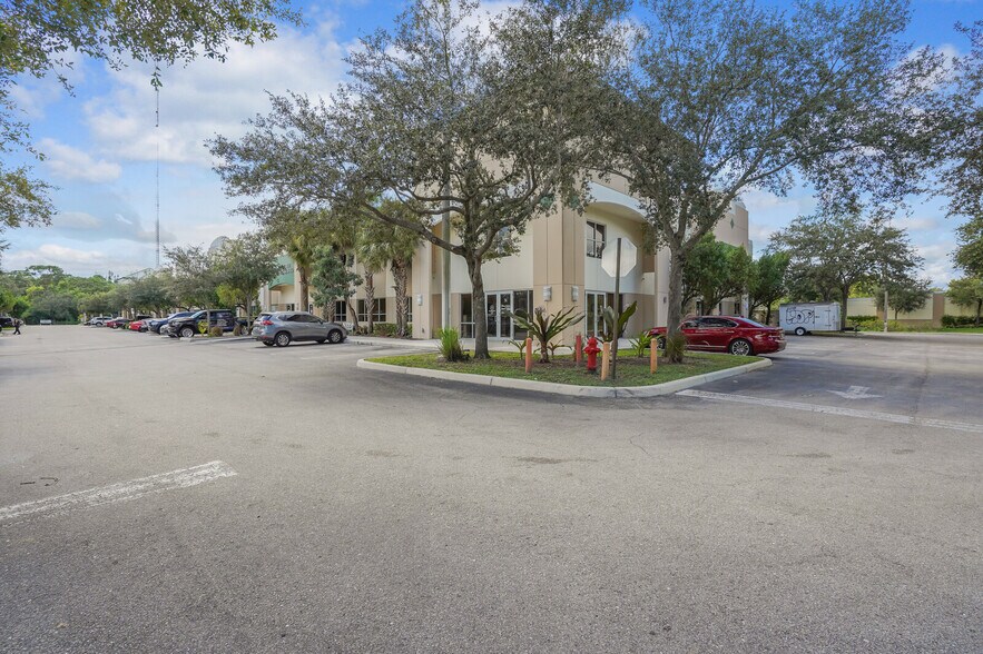 More Photos Of 10101 Lantana Rd, Lake Worth Showroom For Lease