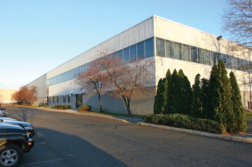 More Photos Of 550 Meadowlands Pky, Secaucus Warehouse For Lease