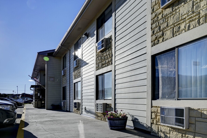 More Photos Of 105 Centennial Dr, Livingston Hotel For Sale