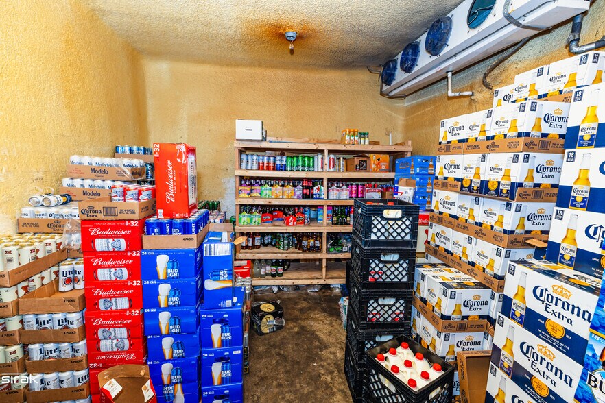 More Photos Of 900-950 NW 36th St, Miami Storefront Retail Office For Sale