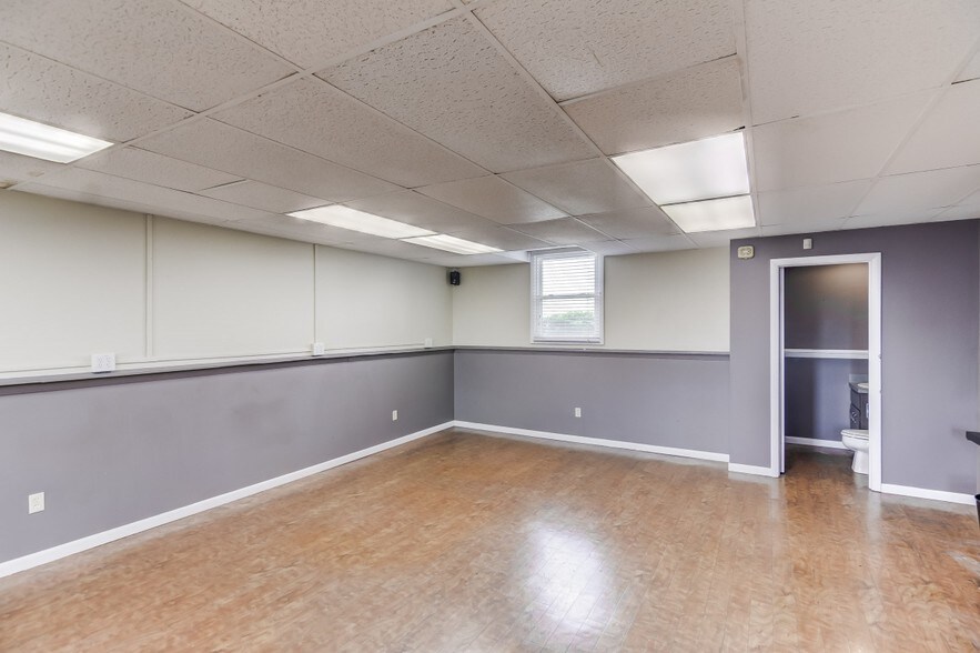 More Photos Of 3130 N Woodford St, Decatur General Retail For Sale