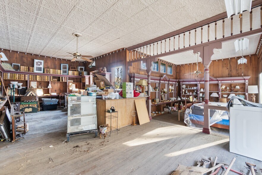 More Photos Of 75 Center St, Eureka Springs General Retail For Sale