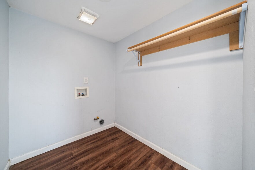 More Photos Of 2283 N Batavia St, Orange Contractor Storage Yard For Sale