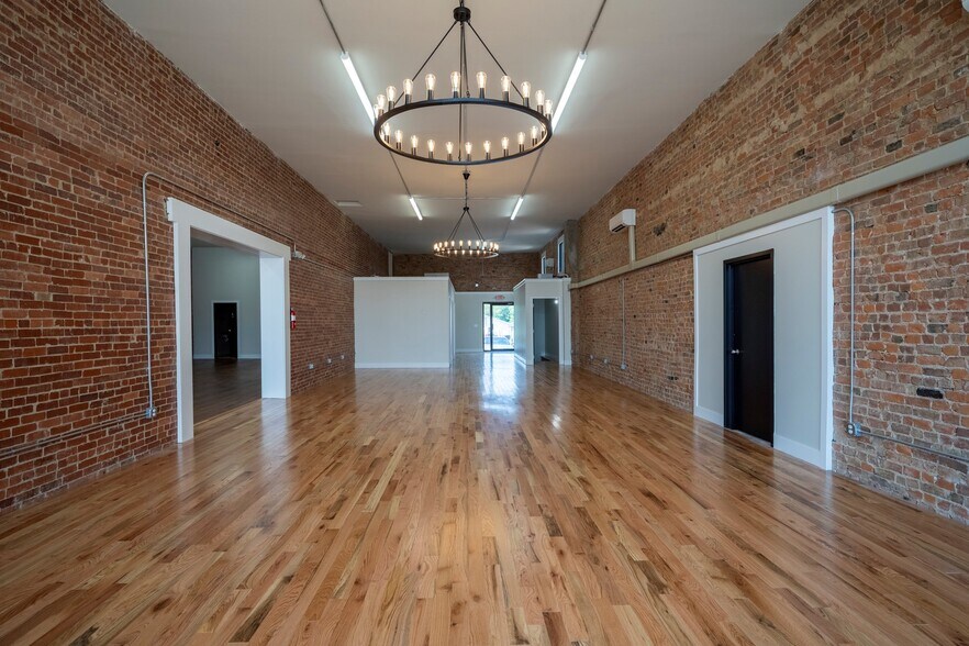 More Photos Of 3-9 S Main St, Jeffersonville Storefront Retail Office For Lease