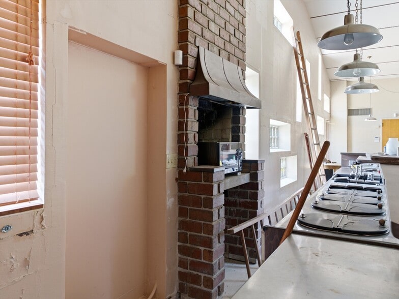 More Photos Of 1801 Johnston Dr, Manitowoc Warehouse For Sale