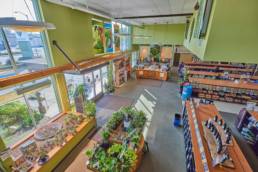 More Photos Of 990 Garfield St, Eugene Showroom For Lease