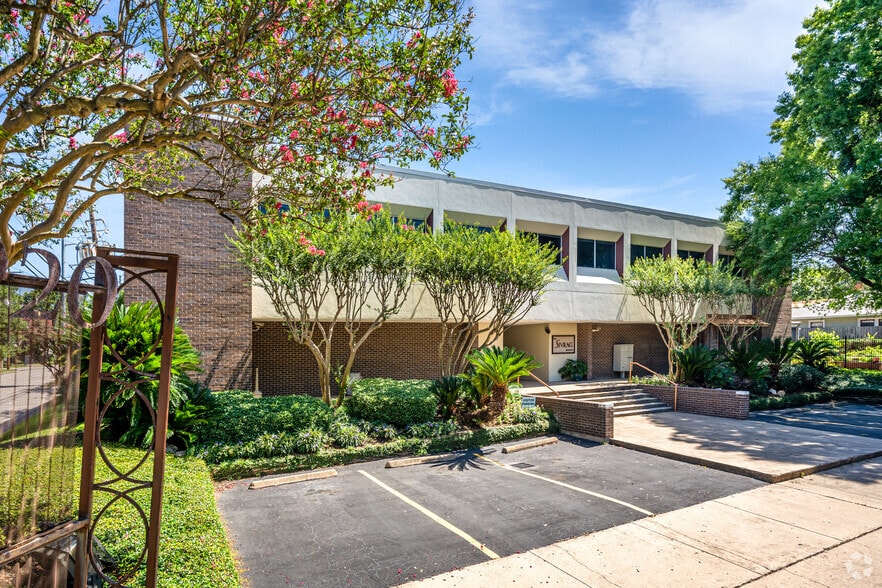 More Photos Of 1920 N Memorial Way, Houston Loft Creative Space For Lease