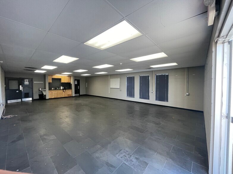 More Photos Of 113 W South St, Lincoln Warehouse For Lease