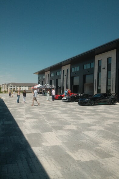 More Photos Of 2105 S 31st St, Rogers Showroom For Sale