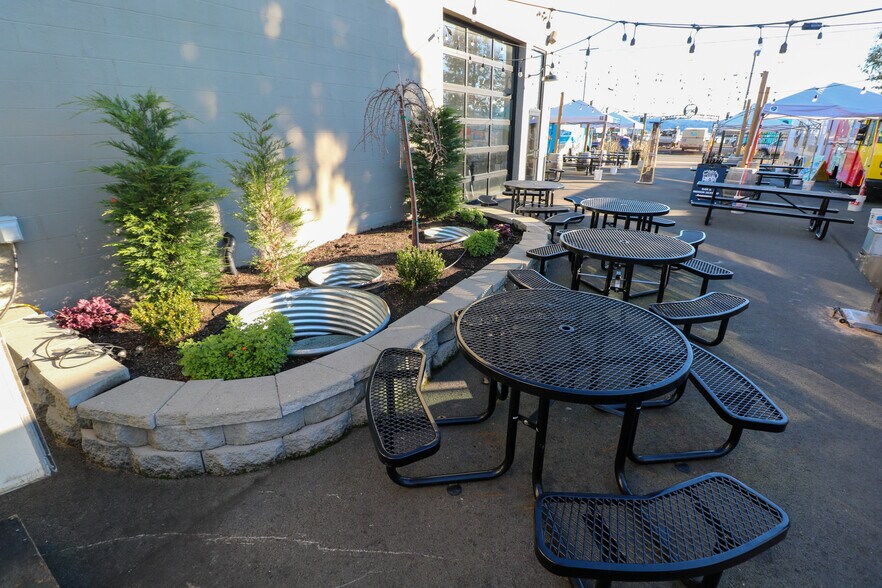 More Photos Of 775 N Front St, Coos Bay Bar For Sale