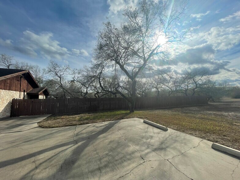 More Photos Of 325 General Cavazos Blvd, Kingsville Office For Sale