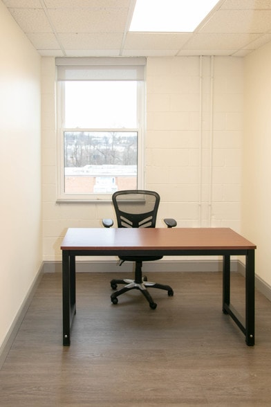 More Photos Of 5509 Vine St, Alexandria Flex For Lease