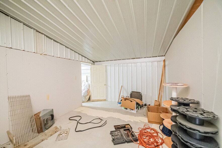 More Photos Of 6641 US Highway 62 W, Kuttawa Flex For Sale