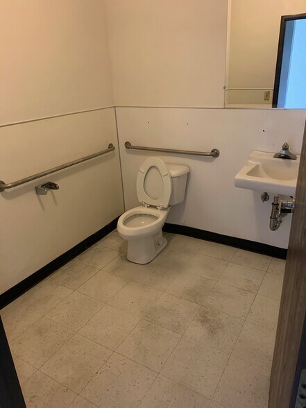 More Photos Of 12006 Regentview Ave, Downey Warehouse For Lease