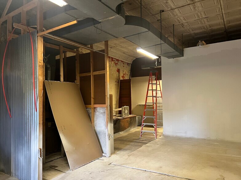 More Photos Of 300 E Broadway Blvd, Johnston City Specialty For Sale