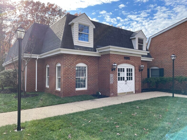 Primary Photo Of 11315 Pembrooke Sq, Waldorf Medical For Sale