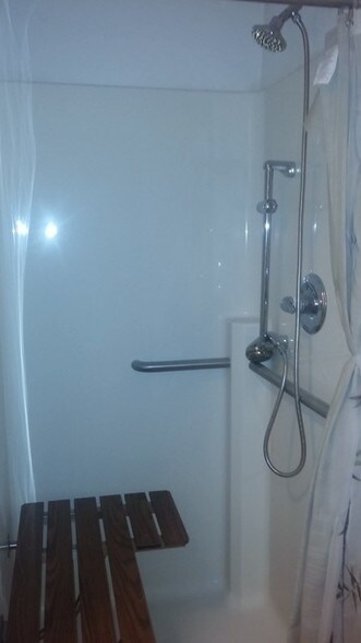 More Photos Of 1041 Shawnee Rd, Lima Freestanding For Lease