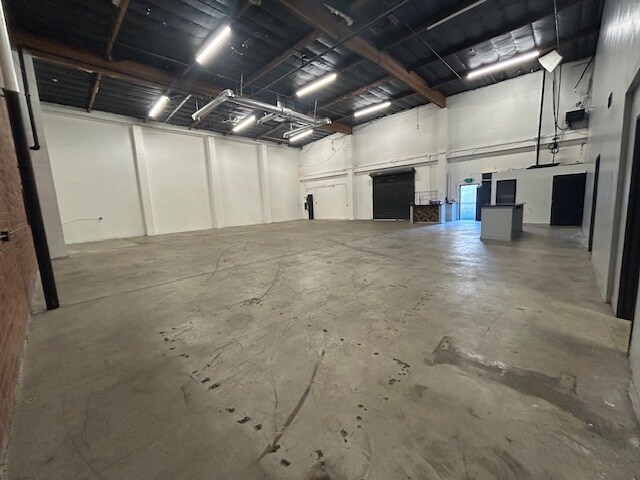More Photos Of 220 W 21st St, Los Angeles Warehouse For Lease