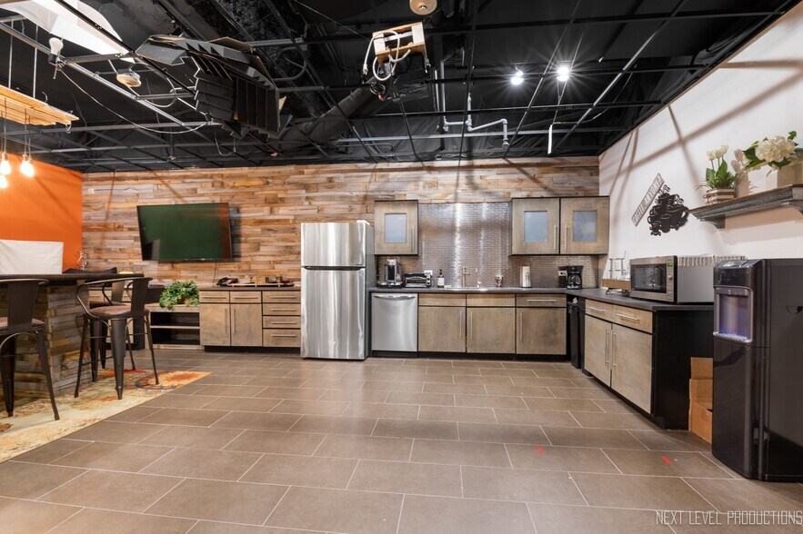 More Photos Of 850 W Bartlett Rd, Bartlett Medical For Sale