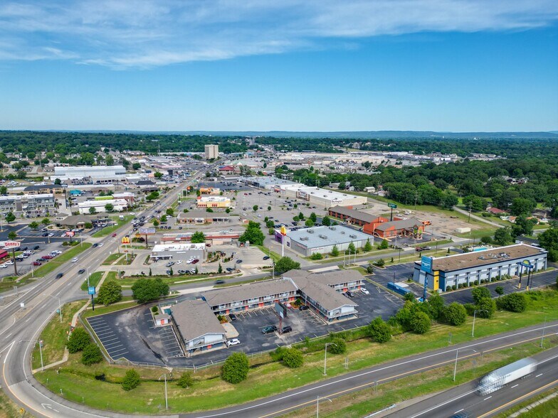 More Photos Of 6001 Rogers Ave, Fort Smith Hotel For Sale