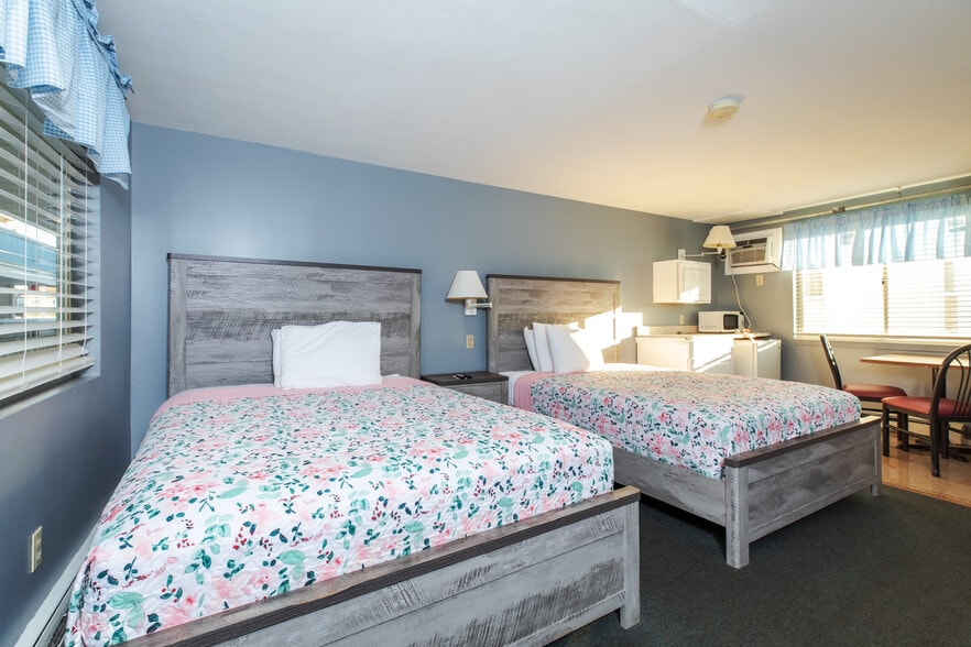 More Photos Of 198 Ashworth Ave, Hampton Hotel For Sale